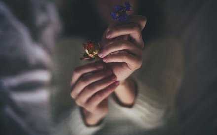 心情烂不想说话 也不希望其他人找自己讲话 就这样能闷一整天