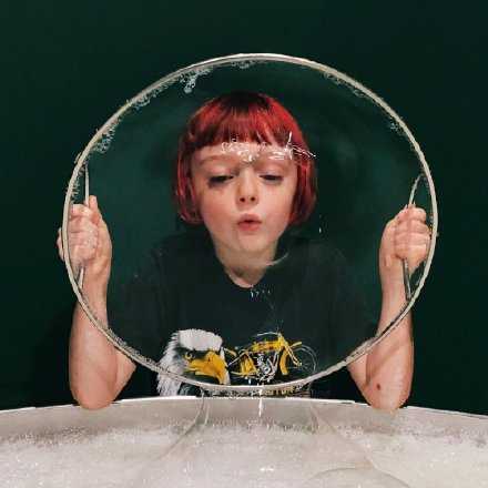 别再去抱怨身边人善变 多懂一些道理 明一些事理 毕竟人越活越现实