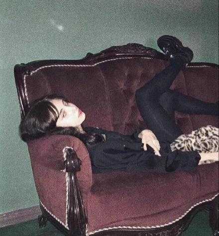 你仔细想想 只有你和谁在一起的时候 最没有负担 最放得开 最自然最舒服 最幸福最简单 那才是你心里清楚最重要的人