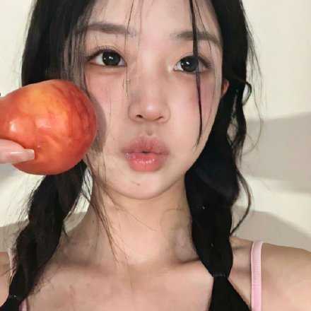 “我只知道我不愿做流浪的树叶，在风中摇摆，没有归途。”