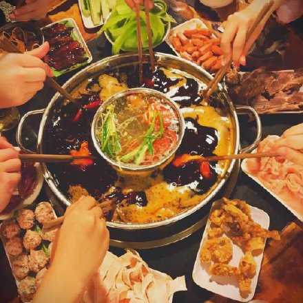 最好的朋友即使很久不见 坐下来就能一起吃火锅 问好也不需要 撸起袖子边涮肉边说我跟你讲啊 仿佛不过是昨天 最好的友情是各自忙碌 又互相牵挂 不用刻意想起 因为从未忘记