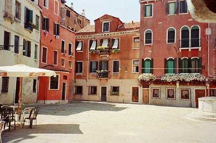 人傻不是毛病，不虚就行。人精不是问题，不坏就行。心直口快不是毛病，不背后整事就行。人穷人富不是问题，懂得付出就行。人直率不是毛病，别撒谎就行。别人怎样看我无所谓，自己问心无愧就行。喜欢我的离我近点，不喜欢我的离我远点就行。