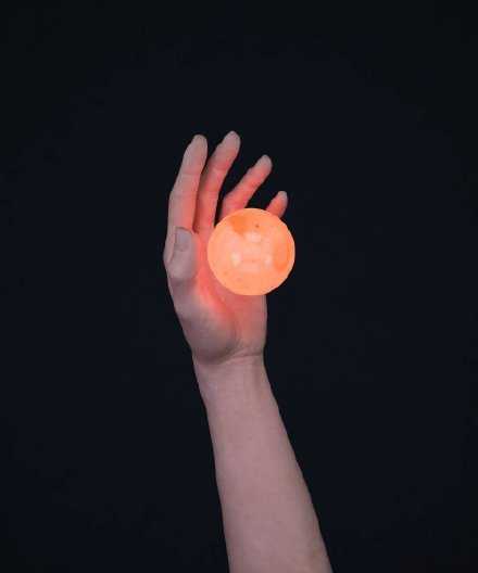 人总是在接近幸福时倍感幸福，在幸福进行时却患得患失。晚安。