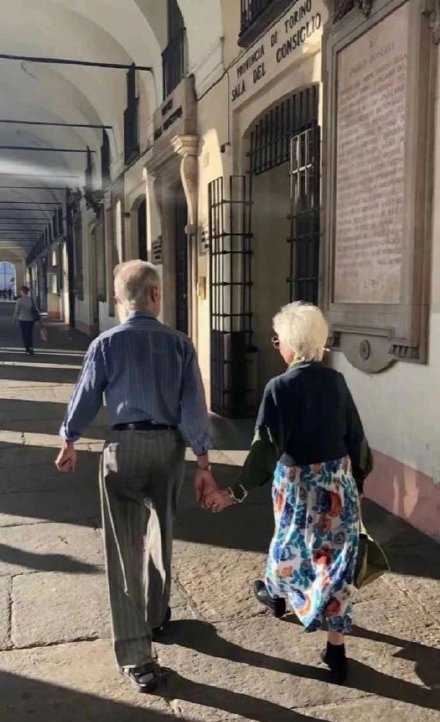 我相信这世界上有一眼万年的感情，但是我更相信，慎重地开始是对一段感情最大的尊重，所以我更期待一场慢慢来的感情。