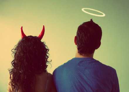 男人在女人面前退一步，不叫退让，而叫风度。