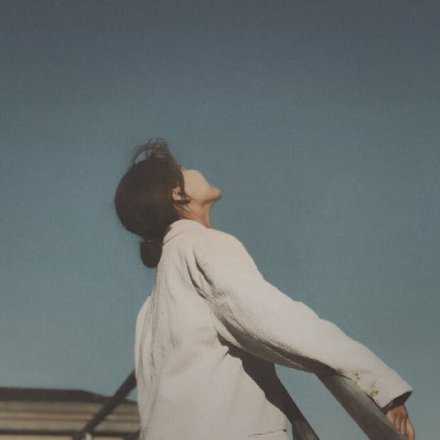 不过多回想过去，是我一直耳提面命自己的。过去怎么好怎么诱人，其实都没什么意义，是复制不来，且没必要用现在或以后去复制的。我相信日落和夏夜是永不落幕的，它们绝不仅存于从前。以后一定也会有很多很多好天气。