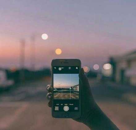 这城市总是风很大，孤独的人总是晚回家。