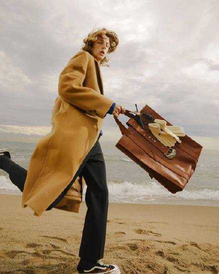 在朋友圈里活得最卖力的，现实中都过得不如意。社交媒体上活得越热闹的，生活中恰恰越孤独。——你看，缺什么补什么，似乎人在心理层面一直是如此。