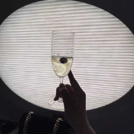 幸福不是你听多少甜言蜜语，而是你伤心时有一双手轻拍你的肩说：没事，有我呢。