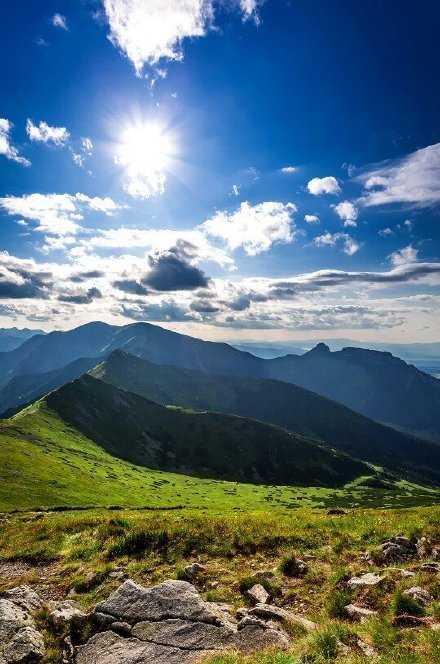 仅有登上山顶，才能看到那边的风光。