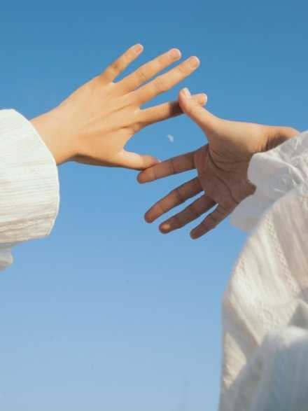 去找一个像太阳一样的人，帮你晒晒所有不值一提的迷茫。早安。