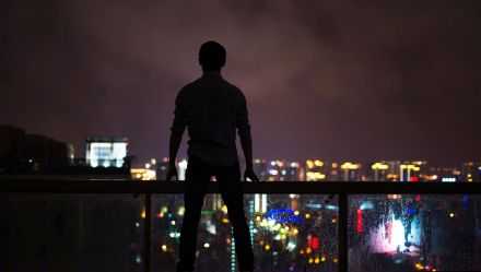 人一辈子，只能靠长期去做某件事情来成就自己，而不是靠某一个人来成就自己。关于这点，你要么及早领悟，要么等待时光给出教训，逼你领悟。