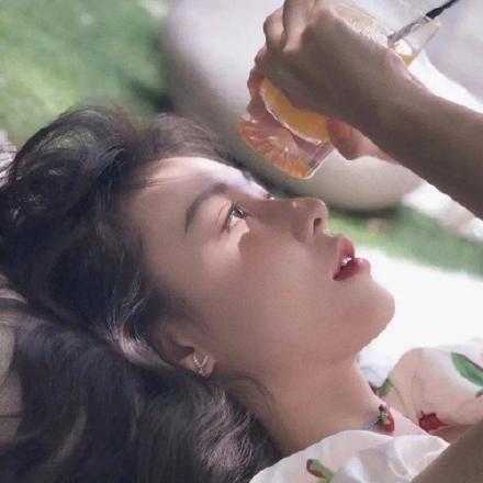 我情绪低落的表现形式：朋友圈仅三天可见 换朋友圈背景  不想多说话  发呆 熬夜 一个人的时候偷偷的掉眼泪