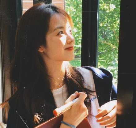 我不想再听人说什么了，我想听听松树和风说了什么。