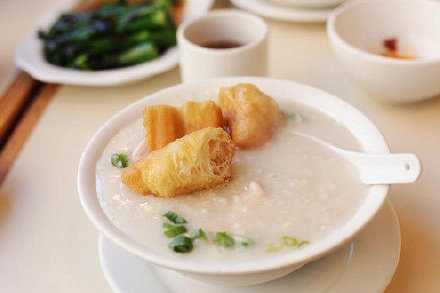 清晨的粥比深夜的酒好喝，骗你的人比爱你的人会说。