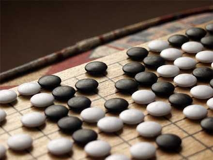 一个人要有足够的气度，才能容下生活中的酸甜苦辣。一个人要有长远的眼光，才能看开人生里的风吹雨打。