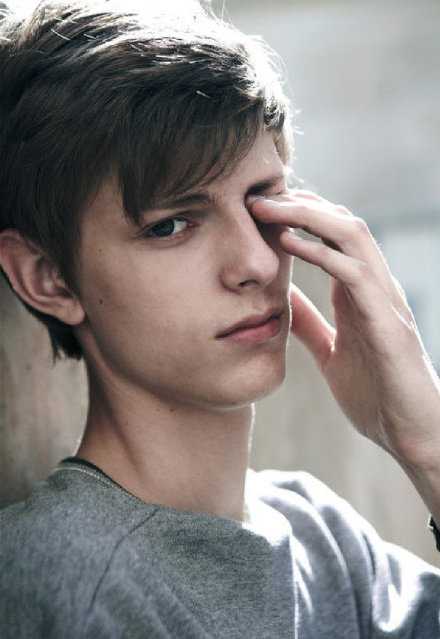 感情不必拿来慷慨，深情无需用来显摆。