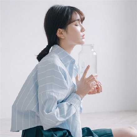 人不该太清醒，过去的事情就让它过去，不必反复咀嚼。一生不长，重要的事儿也没那么多。早安。