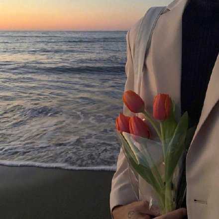 慢慢发现自己其实是一个冷淡的人，所有情绪藏着掖着，变成了以后殆尽的热情。离开一个地方，就不会想和过去的还有联系，即使是非常喜欢的人，想明白也就放下了。