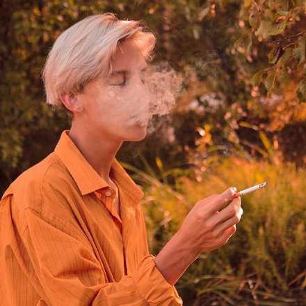 你之所以被人拿捏，就是因为你太懂守口如瓶！身边一位年长的朋友一直告诉我“要敢把自己的委屈说给别人听。”善良不是隐忍，宽厚不代表憋屈，反倒是心直口快的人没人敢欺负。谁让我不爽，我也不怕大张旗鼓论一论！人哪，言语上泼一点反而好命，管他张三李四，活痛快了再说！