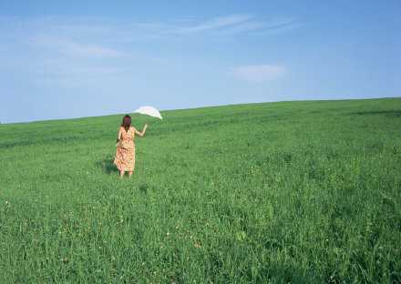 还是想当一个坚强的人，想要撑起一点点身边人的世界。虽然坚强会很累，要承受很多，要独自面对一些曲折，但我还是想成为家人朋友的一个靠垫，成为他们想到我时，是觉得「明天会很好很好，会有人接住自己的存在」。