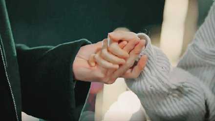 伸手需要一瞬间，牵手却要很多年，无论你遇见谁，他都是你生命该出现的人，绝非偶然。–––若无相欠，怎会相见。