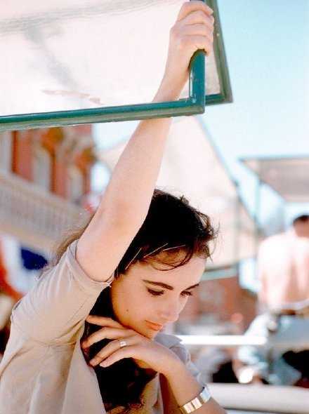 每当我不想听对方讲话的时候，我就做出赞同的样子。