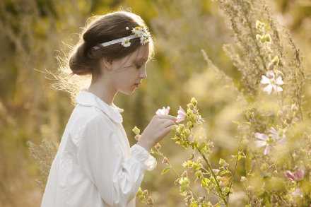 走过这段最狭窄最艰难的时光，那些你吃过的苦，熬过的夜，都会铺成一条宽阔的路，带你走到你想去的地方，早安！