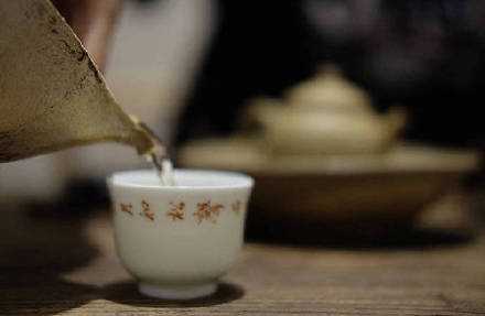 水再浑浊，只要长久沉淀，依然会分外清澄；人再愚钝，只要足够努力，一样能改写命运。