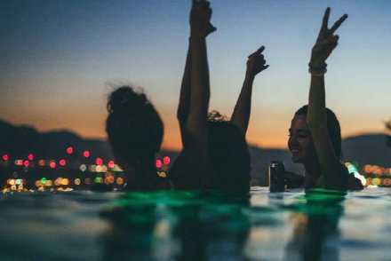 梦想能和闺蜜同租一间屋子 去超市买一大堆零食堆在家 白天上班 晚上下班回家窝在床上边看韩剧边吃零食 养一只宠物 这种幸福很简单但也很满足