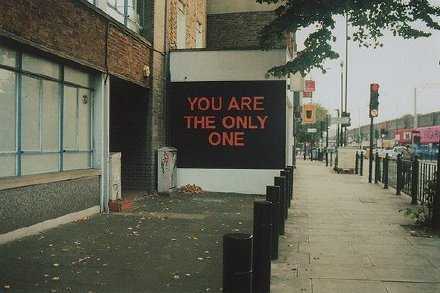 人应该去旅行，在年轻的时候，趁着有脾气装潇洒，有本钱耍个性，离开睁眼闭眼看见的城市，逃离身边的纷纷扰扰，找一个让心里安静和干净的地方，让自己变得跟水晶一般透明，然后拍一些美得想哭的照片，留给老年的自己。