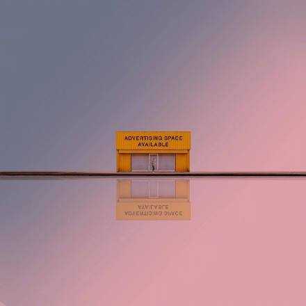 越自律的人，越不会感到孤独。相反，正因为他们享受孤独，因此一个人待着也不会感到孤独。独处的时间恰恰是拿回自己主导权的重要时间。而当你越来越能掌控自己，生活就会变得更轻松了。