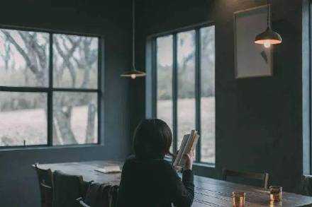 没什么重要的事，就一个人呆着吧。那些无意义的社交生活，纯酒肉的觥筹交错，最耗精神。人哪，把自己放在人堆儿里越久，气场越涣散。养神、养气，唯有独处能得。