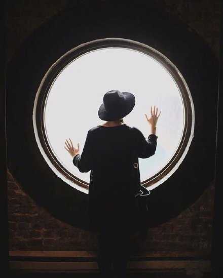 生命中曾经有过的所有灿烂，终究都需要用寂寞来偿还。