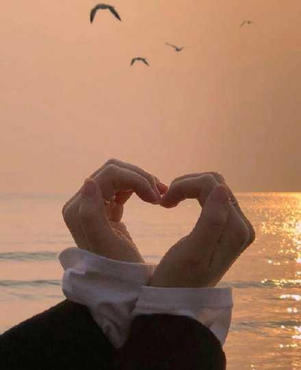 接触那些让你能量满满的朋友 而不是让你变的差劲每天活得很累的朋友 一个精神世界富裕的人物质世界迟早也会变得富裕起来