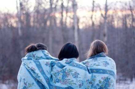 朋友，能走过1年的不容易，能坚持2年的值得珍惜，3年是奇迹，5年才叫知己，十年依旧还在的，应该请进生命里，二十年不离不弃的，就是你的后天亲人！在这个善变的年代，多一些理解，少一点算计，致生命中不离不弃的朋友们。