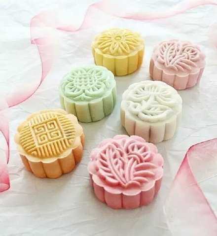 时光匆匆，转眼又是一年中秋，祝愿家人健康平安，爱我的人和我爱的人幸福快乐，愿所有努力的人花好月圆！