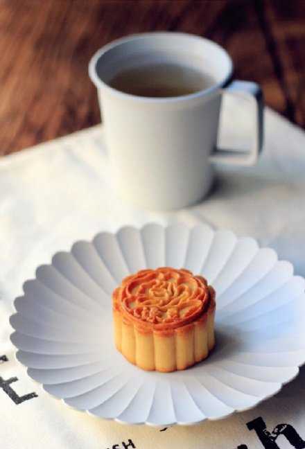 能被自己思念的人也一直挂念，不管多远都算团圆。中秋快乐！