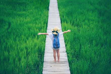 我永远不会感激那些伤害过我的人，我只感激那个在黑暗中难过但还是选择了咬着牙往前走的我自己。那些中伤，那些无由来的揣测和恶意都没有让我成为更好的自己，相反，他们带给过我的就只有痛苦和伤害。是我自己全力以赴的决心和努力救了我自己，我只感谢我自己。