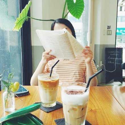 你能多快搞定自己的情绪，就能多快的得到成功。脾气会赶走运气，所以那些貌似心大的人不过就是能忍，在成为你想要成为的人之前，做好两件事：活着。忍着。