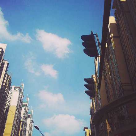 生命中有许多你不想做却不能不做的事，这就是责任；生命中有许多你想做却不能做的事，这就是命运。早安。