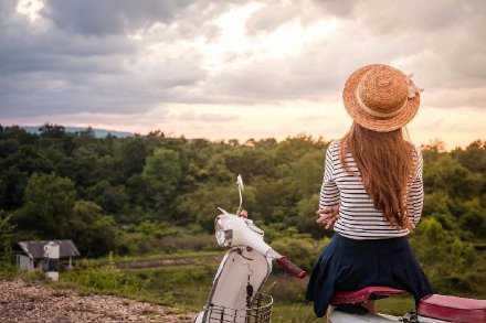 思念一个人，不必天天见，不必互相拥有或相互毁灭，不是朝思暮想而是一天总想起他几次。如果你是一匹千里马，那么请做自己的伯乐。