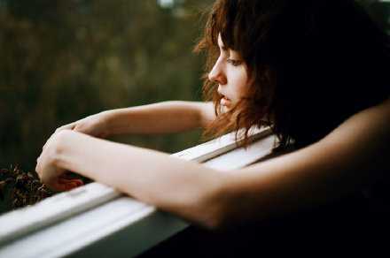 我看过春风十里，见过夏至末至，试过秋光涟漪，爱过冬日暖阳，全抵不过你一句，我想见你。