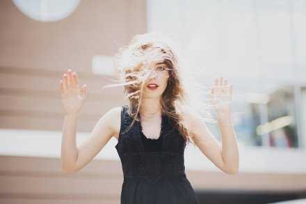 男人不要觉得有很多备胎多光荣，因为只有破车才需要备胎。女人也不要觉得有很多追求者多骄傲，因为只有廉价货才被哄抢！