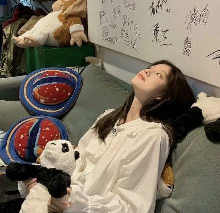 1.要好好存钱 2.少刷手机和熬夜 3.降低期待，不高估自己在别人心里的位置 4.管好自己，不给人添麻烦其他人也别来麻烦我 5.真诚就好，没必要去讨好谁