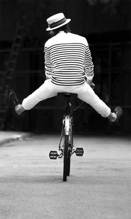 你呀，就酷一点，不要总是躲在自卑后面做犹豫不决，瞻前顾后的胆小鬼啦。