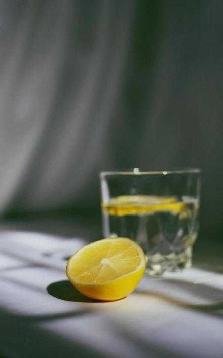 批评一个人并不显得自己比他人高级，闭嘴把自己的事做得更好才显高级。