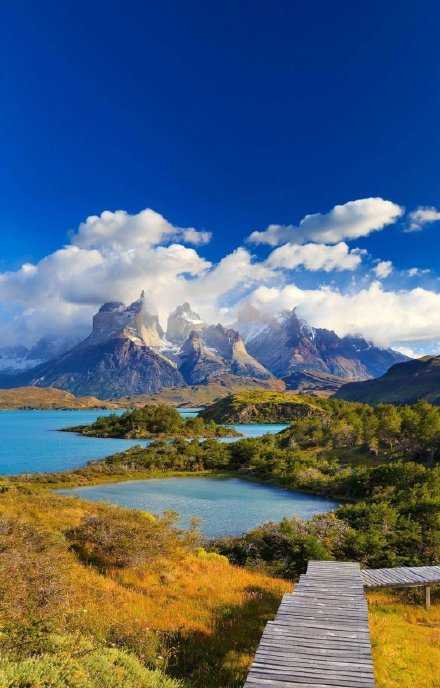 一个人可以自信，但不要自大；可以狂放，但决不能狂妄！不把自己看得太重，其实是一种修养，是心态上的一种成熟，是心智上的一种淡泊。水低为海，人低为王！