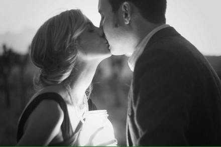 如果一个人足够想你，他绝对会忍不住思念来找你，而不总是你理他，他才理你。友情也好，爱情也罢，这之间没有腼腆一说。