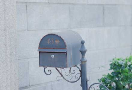 到后来，所有你放不下的人和事，都会对你不屑一顾。痴心是最廉价的感情。懂得切割过去，才能别有一番天地。